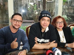 Sandy Tumiwa Akhirnya Pulang Usai 3 Bulan Jalani Rehab Sandy Tumiwa Akhirnya Pulang Usai 3 Bulan Jalani Rehab
