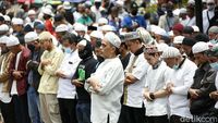 Sebelum Geruduk Kedubes Prancis, Massa Salat Berjemaah di Jalan