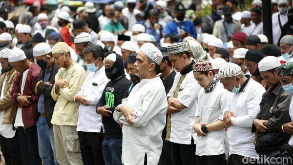 Sebelum Geruduk Kedubes Prancis, Massa Salat Berjemaah di Jalan