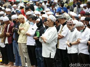Sebelum Geruduk Kedubes Prancis, Massa Salat Berjemaah di Jalan
