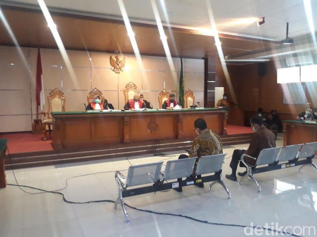 Buat Kontrak Fiktif, Eks Dirut PT DI Didakwa Korupsi Rp 2 Miliar Buat Kontrak Fiktif, Eks Dirut PT DI Didakwa Korupsi Rp 2 Miliar