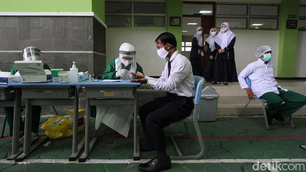 Siswa dan Guru Jalani Rapid Test Jelang 3 Sekolah Dibuka di Solo