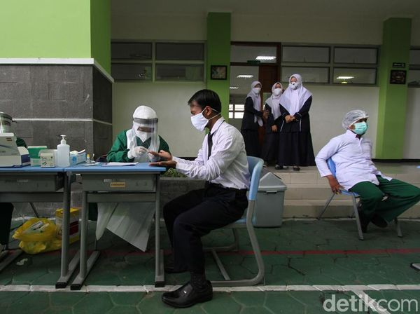 Siswa dan Guru Jalani Rapid Test Jelang 3 Sekolah Dibuka di Solo