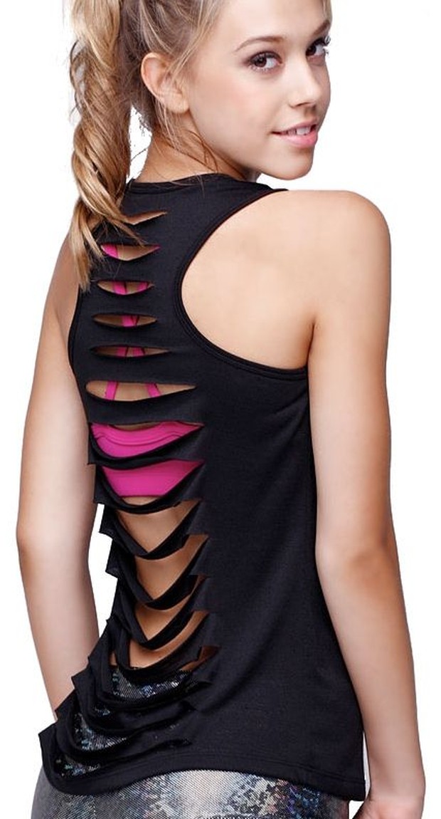 DIY kaus ini hanya perlu membuat lubang dibagian tertentu dan bisa disesuaikan dengan selera.