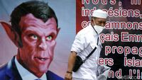 Spanduk Karikatur Setan Kecaman untuk Emmanuel Macron