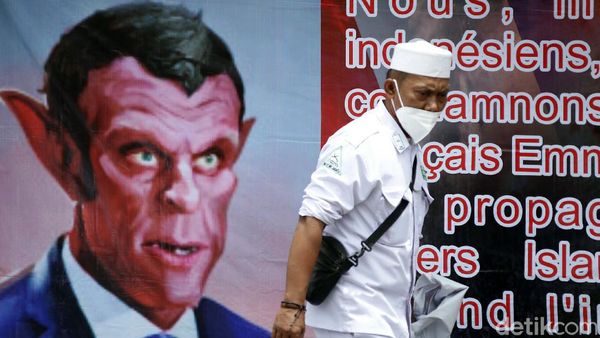 Spanduk Karikatur Setan Kecaman untuk Emmanuel Macron