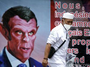 Spanduk Karikatur Setan Kecaman untuk Emmanuel Macron Spanduk Karikatur Setan Kecaman untuk Emmanuel Macron