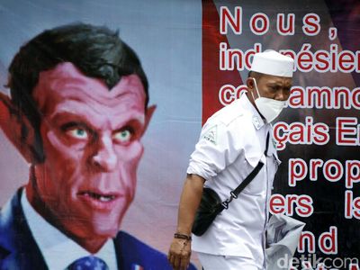 Spanduk Karikatur Setan Kecaman untuk Emmanuel Macron