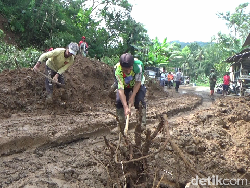 Tebing 10 Meter Longsor, Jalur Lumajang-Malang Dilakukan Sistem Buka Tutup