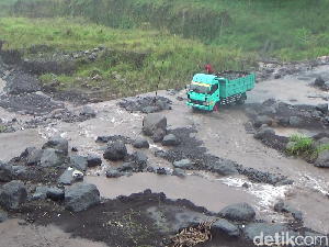 Tebing Setinggi 60 Meter di Lumajang Longsor, 4 Penambang Pasir Tertimbun