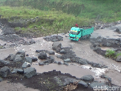 Tebing Setinggi 60 Meter di Lumajang Longsor, 4 Penambang Pasir Tertimbun
