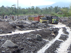 Sejak 2020, 10 Truk Penambang Pasir Terjebak di Lahar Gunung Semeru Sejak 2020, 10 Truk Penambang Pasir Terjebak di Lahar Gunung Semeru