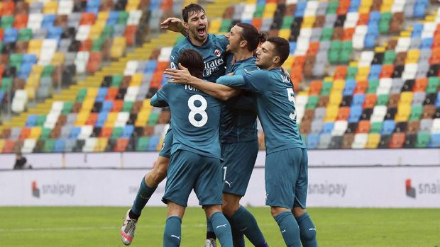AC Milan's Zlatan Ibrahimovic, 2nd right, celebrates with teammates after scoring his side's second goal during the Serie A soccer match between Udinese and AC Milan, at the Dacia Arena Stadium in Udine, Italy, Sunday, Nov. 1, 2020. AC Milan won 2-1. (Andrea Bressanutti/LaPresse via AP)