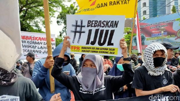 Unjuk rasa massa di Mapolrestabes Makassar menuntut korban salah tangkap saat aksi Omnibus Law dibebaskan