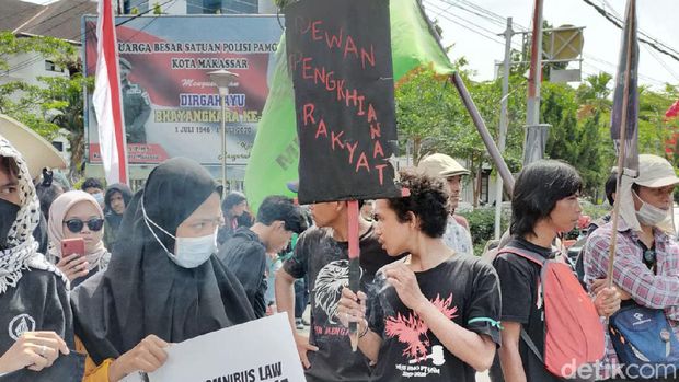 Unjuk rasa massa di Mapolrestabes Makassar menuntut korban salah tangkap saat aksi Omnibus Law dibebaskan