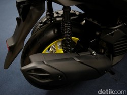 Kenapa Yamaha Aerox Belum Pasang Rem Cakram Belakang?
