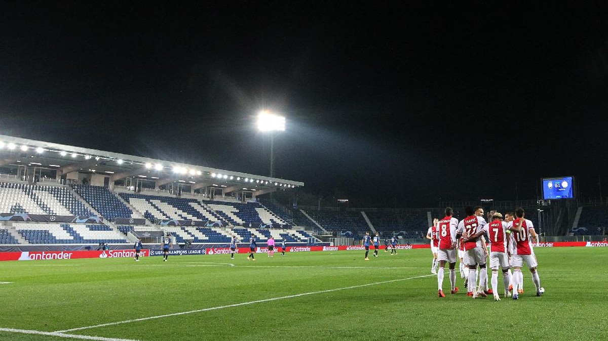 Ajax tak bisa membawa 11 pemain dalam lawatan ke FC Midtyjlland di lanjutan Liga Champions. (Foto: Getty Images/Marco Luzzani)