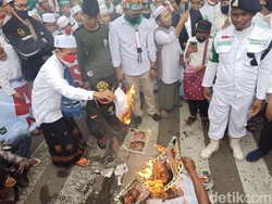 Aksi Bela Nabi di Aceh, Massa Bakar-Injak Foto Presiden Macron