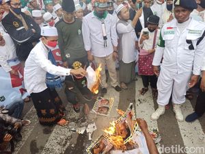 Aksi Bela Nabi di Aceh, Massa Bakar-Injak Foto Presiden Macron Aksi Bela Nabi di Aceh, Massa Bakar-Injak Foto Presiden Macron