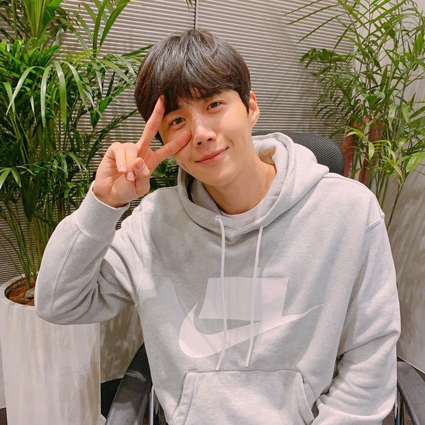 Sebelum melakukan debutnya sebagai aktor drama, rupanya Kim Seon Ho seorang aktor teater.