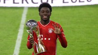 Alphonso Davies menjadi sosok penting di sisi kiri pertahanan Bayern Munich musim lalu. Kecepatannya betul-betul mengagumkan, Lionel Messi pun kesulitan menghalaunya. Foto: Getty Images/Alexander Hassenstein
