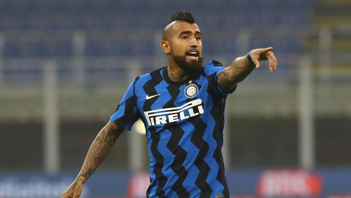 MILAN, ITALY - OCTOBER 31:  Arturo Vidal of FC Internazionale gestures during the Serie A match between FC Internazionale and Parma Calcio at Stadio Giuseppe Meazza on October 31, 2020 in Milan, Italy.  (Photo by Marco Luzzani/Getty Images)