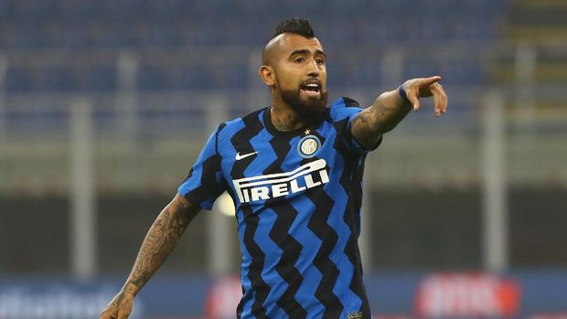 MILAN, ITALY - OCTOBER 31:  Arturo Vidal of FC Internazionale gestures during the Serie A match between FC Internazionale and Parma Calcio at Stadio Giuseppe Meazza on October 31, 2020 in Milan, Italy.  (Photo by Marco Luzzani/Getty Images)