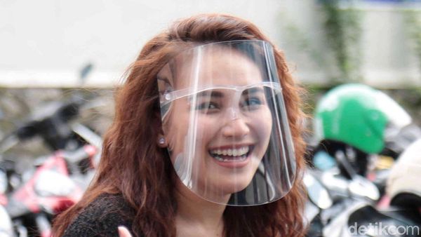 Dikabarkan Putus, Ayu Ting Ting Keep Smile!