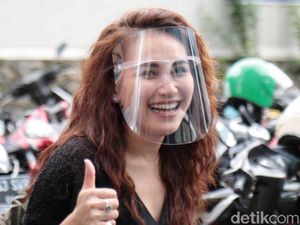 Dikabarkan Putus, Ayu Ting Ting Keep Smile!