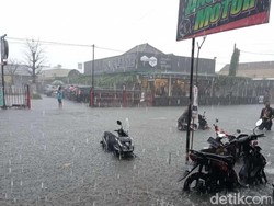 Diguyur Hujan Dua Jam, Jalanan Kota Blitar Tergenang 40 cm