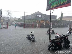 Diguyur Hujan Dua Jam, Jalanan Kota Blitar Tergenang 40 cm Diguyur Hujan Dua Jam, Jalanan Kota Blitar Tergenang 40 cm