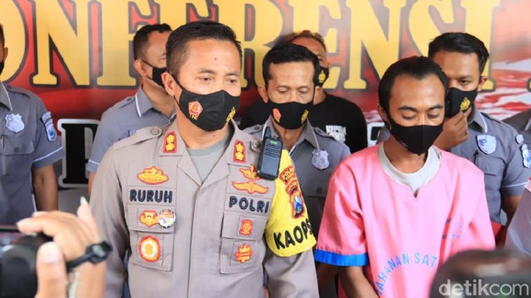 Begal Payudara di Tuban Begal payudara di Tuban tertangkap setelah korban melapor ke suami. Saat diperiksa polisi, pelaku mengaku sudah 5 kali melakukan begal payudara.