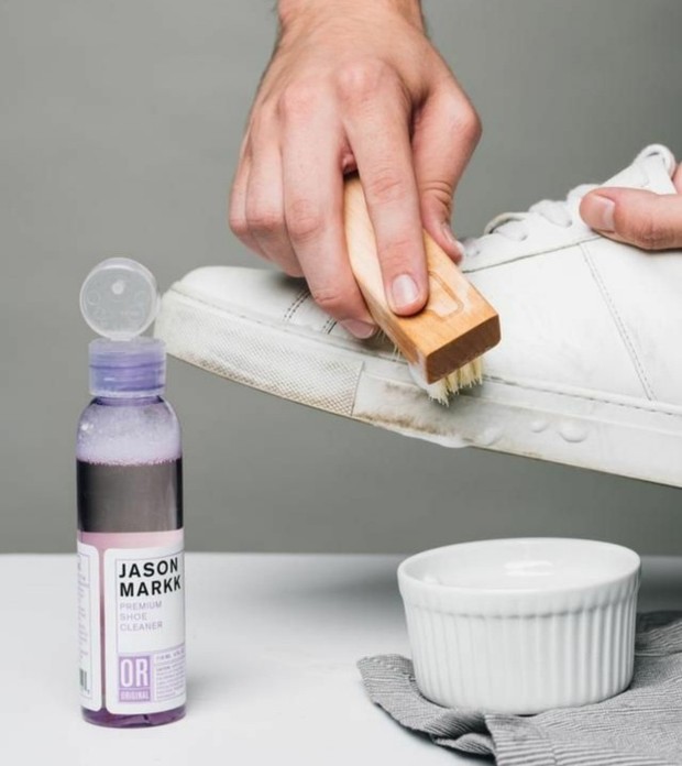 Bersihkan sepatu sebelum disimpan/Foto: Pinterest cara merawat dan menyimpan sepatu