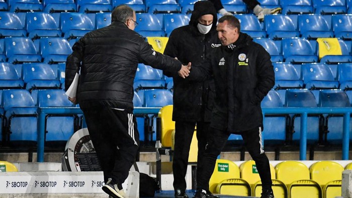 LEEDS, ENGLAND - NOVEMBER 02: Brendan Rodgers, Manager of Leicester City shakes hands with Marcelo Bielsa, Manager of Leeds United prior to  the Premier League match between Leeds United and Leicester City at Elland Road on November 02, 2020 in Leeds, England. Sporting stadiums around the UK remain under strict restrictions due to the Coronavirus Pandemic as Government social distancing laws prohibit fans inside venues resulting in games being played behind closed doors. (Photo by Peter Powell - Pool/Getty Images)