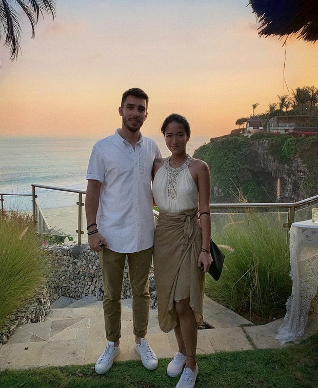 Chef Renatta bergaya serasi dengan pasangan/Foto: Instagram/renattamoeloek Ulasan gaya simple dan kasual dari Chef Renatta