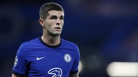Pertama adalah Christian Pulisic yang merupakan penyerang sayap. Pulisic punya rekan senegaranya di Barcelona, yakni Sergino Dest asal AS. Alastair Grant - Pool/Getty Images.