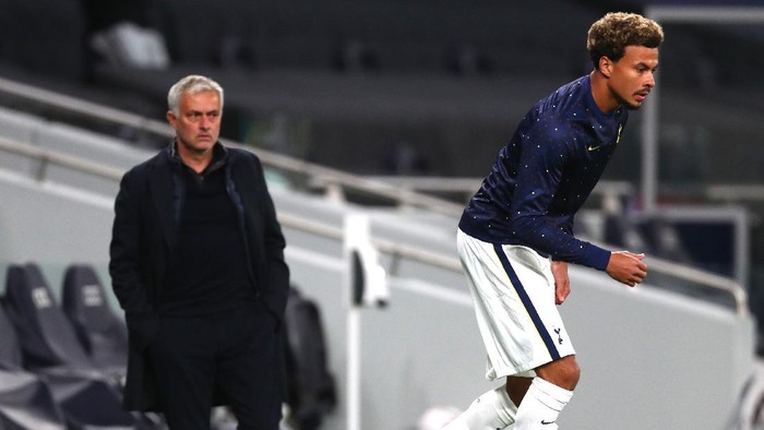 LONDON, ENGLAND - OCTOBER 01: Jose Mourinho, Manager of Tottenham Hotspur looks on as Dele Alli of Tottenham Hotspur warms up at half time during the UEFA Europa League play-off match between Tottenham Hotspur and Maccabi Haifa at Tottenham Hotspur Stadium on October 01, 2020 in London, England. Football Stadiums around Europe remain empty due to the Coronavirus Pandemic as Government social distancing laws prohibit fans inside venues resulting in fixtures being played behind closed doors. (Photo by Clive Rose/Getty Images)