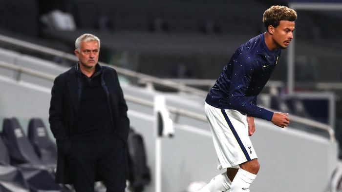 Dele Alli, Jose Mourinho LONDON, ENGLAND - OCTOBER 01: Jose Mourinho, Manager of Tottenham Hotspur looks on as Dele Alli of Tottenham Hotspur warms up at half time during the UEFA Europa League play-off match between Tottenham Hotspur and Maccabi Haifa at Tottenham Hotspur Stadium on October 01, 2020 in London, England. Football Stadiums around Europe remain empty due to the Coronavirus Pandemic as Government social distancing laws prohibit fans inside venues resulting in fixtures being played behind closed doors. (Photo by Clive Rose/Getty Images)