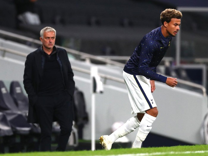 LONDON, ENGLAND - OCTOBER 01: Jose Mourinho, Manager of Tottenham Hotspur looks on as Dele Alli of Tottenham Hotspur warms up at half time during the UEFA Europa League play-off match between Tottenham Hotspur and Maccabi Haifa at Tottenham Hotspur Stadium on October 01, 2020 in London, England. Football Stadiums around Europe remain empty due to the Coronavirus Pandemic as Government social distancing laws prohibit fans inside venues resulting in fixtures being played behind closed doors. (Photo by Clive Rose/Getty Images)