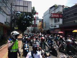 Tuntut UMK 2021 Naik 8 Persen, Buruh Demo di Gedung DPRD Cimahi