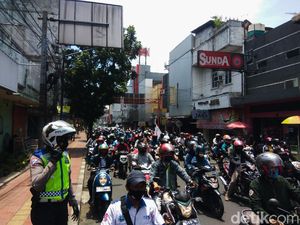 Tuntut UMK 2021 Naik 8 Persen, Buruh Demo di Gedung DPRD Cimahi Tuntut UMK 2021 Naik 8 Persen, Buruh Demo di Gedung DPRD Cimahi