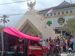 Lama Nganggur, Seratus Pekerja Seni hingga Waria Demo di DPRD Madiun