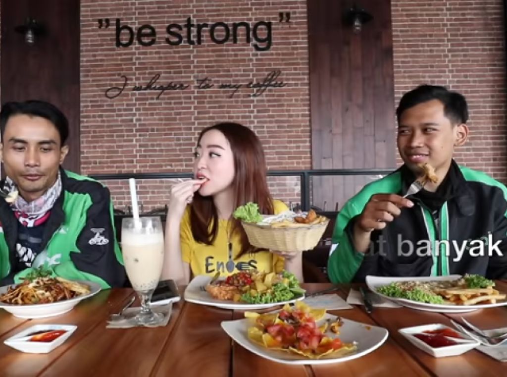 Diajak Makan di Kafe, Dua Ojol Ini Bandingkan dengan Makanan Warteg Diajak Makan di Kafe, Dua Ojol Ini Bandingkan dengan Makanan Warteg