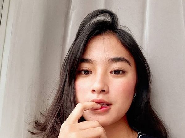 Potret Echi Unyu, Si Cantik Pengasuh Anak Baim Wong