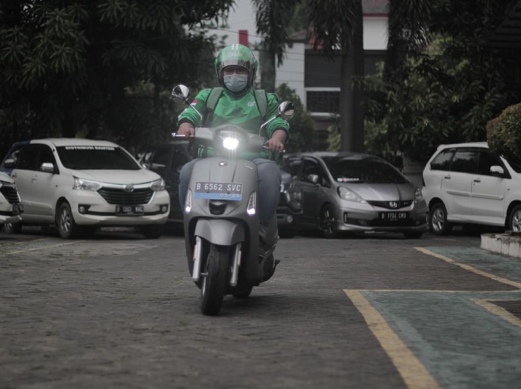 Abang Grab Pakai Motor Listrik, Baterai Habis Tinggal Tukar Baru Abang Grab Pakai Motor Listrik, Baterai Habis Tinggal Tukar Baru