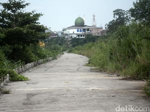 Jalan Inspeksi Ciliwung-Condet yang Mati Suri Jalan Inspeksi Ciliwung-Condet yang Mati Suri