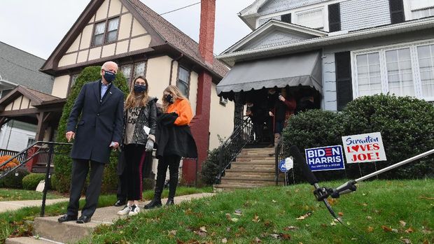 Democratic presidential candidate Joe Biden visits his childhood home with his granddaughters in Scranton, Pennsylvania on November 3, 2020. - The United States started voting Tuesday in an election amounting to a referendum on Donald Trump's uniquely brash and bruising presidency, which Democratic opponent and frontrunner Joe Biden urged Americans to end to restore 
