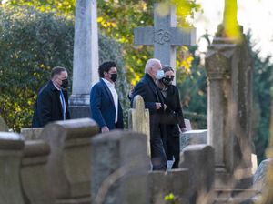 Joe Biden Kunjungi Makam Anaknya di Hari Pemilu AS Joe Biden Kunjungi Makam Anaknya di Hari Pemilu AS
