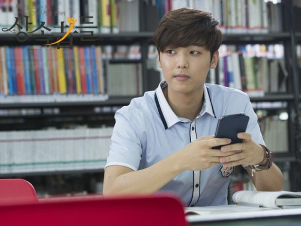 Kang Min Hyuk/hancinema.net Aktor sekaligus drummer dari grup band CN Blue, Kang Min Hyuk, juga masuk ke dalam daftar aktor yang memiliki image anak SMA.