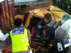 Truk Penuh Muatan Tabrak Pembatas Jalan di Semarang, 2 Orang Luka Berat